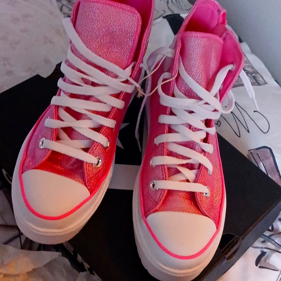 Converses - Picture 1 of 4